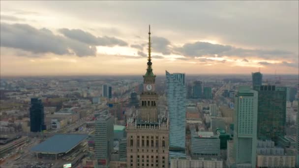 Paleis van cultuur en wetenschap toren en panorama in Warschau, Polen. Luchtfoto — Stockvideo