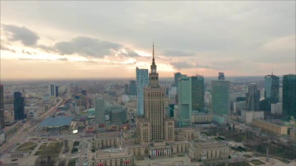 Occupato centro di Varsavia con Palazzo della Cultura e della Scienza e altri nuovi grattacieli in vista. Uno dei più alti edifici d'Europa. Vista aerea — Video Stock