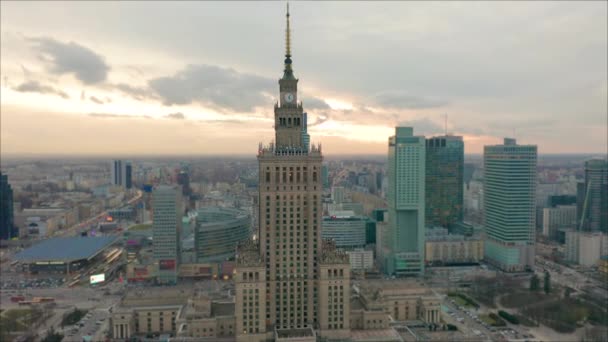 Ocupado centro da cidade de Varsóvia com Palácio da Cultura e Ciência e outros novos arranha-céus na vista. Um dos edifícios mais altos da Europa. Vista aérea — Vídeo de Stock