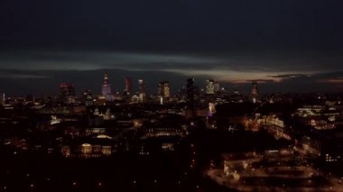 Varşova şehir metropol Skyline gece 4 k. hava atış. Gece gökdelen şehir binaların muhteşem havadan görünümü.