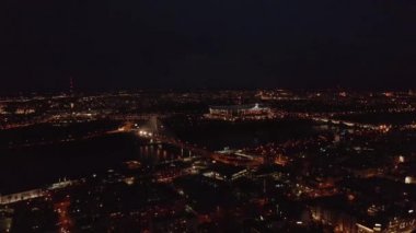 4 k. hava pan şehir merkezi Varşova gökdelenler ve köprü karanlık kış gecesi ışık.