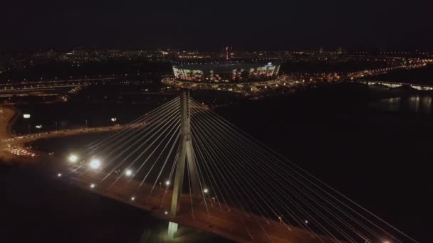 4 k. luchtfoto pan van centrum Warschau wolkenkrabbers en brug donkere winternacht licht. — Stockvideo