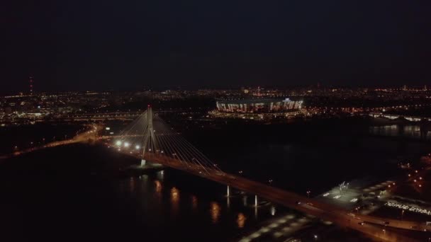 4K. Padella aerea del centro di Varsavia grattacieli e ponte buio luce notturna invernale . — Video Stock