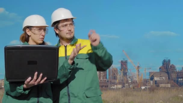 Workers in production plant as team discussing, industrial scene in background — Stock Video