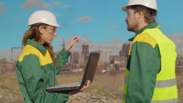 Workers in production plant as team discussing, industrial scene in background — Stock Video