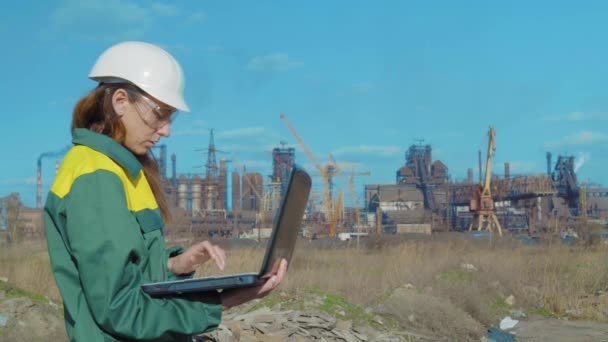 A jovem engenheira, trabalhadora no local de trabalho trabalha — Vídeo de Stock