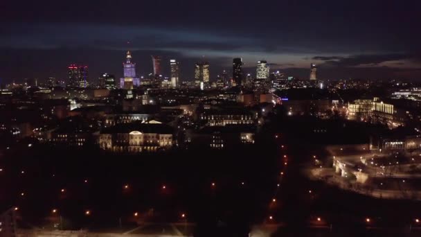 Vista aérea de Varsovia, Polonia por la noche — Vídeo de stock