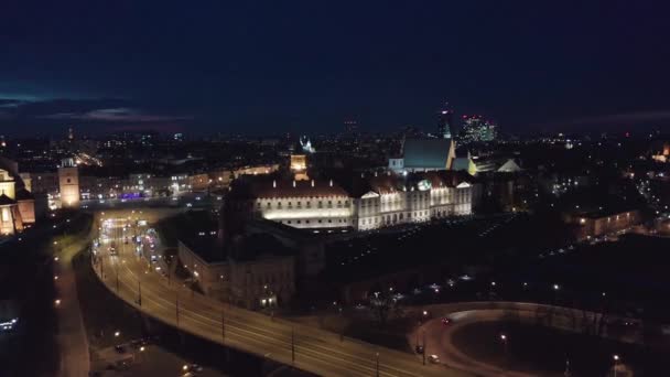 Vista aérea de la ciudad vieja noche Varsovia con la plaza y el palacio real en la iluminación nocturna — Vídeo de stock