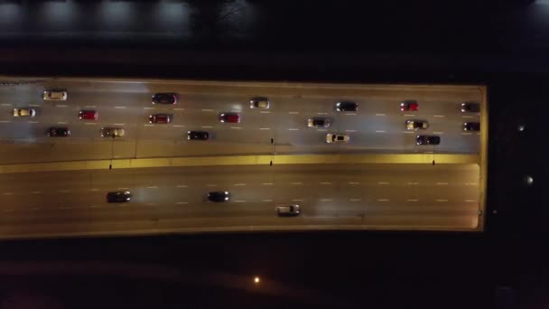 Luchtfoto van de stad bij nacht met trafic en auto's rijden op de snelweg en straten — Stockvideo