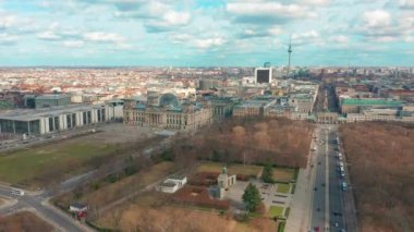 Berlin Brandenburg Geçidi ve Reichstag panorama. Havadan görünümü