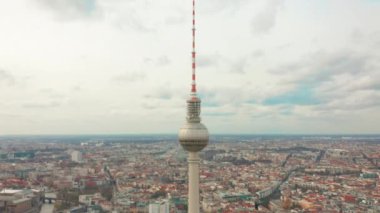 Tv Kulesi, şehir sembolleri ile panoramik Berlin. Bulutlar gökyüzünde hızlı hareket.