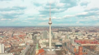 Berlin, Almanya. Alexanderplatz 'daki TV kulesinin hava görüntüsü.