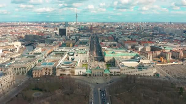 Berlin Brandenburg Gate aerial view with city traffic — Stock Video