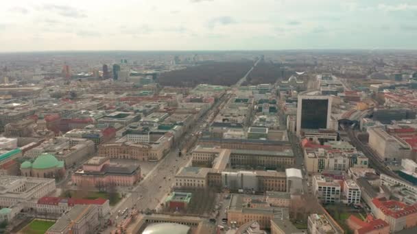 Панорамный вид на Берлин с телебашней, одним из символов города. Облака быстро движутся по небу . — стоковое видео
