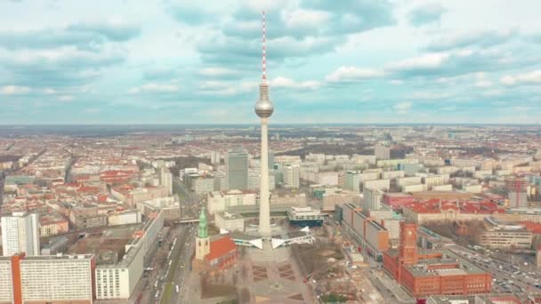 Berlín, Alemania. Foto aérea de TV Tower en Alexanderplatz — Vídeo de stock