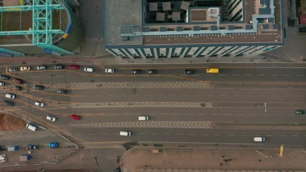 Havadan görünümü. ok sembolü olan çok şeritli yol. Kentsel arabalar yolda hız. — Stok video
