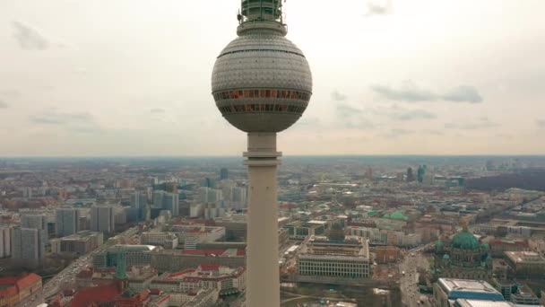 Berlińska Wieża telewizyjna super zbliżenie w pochmurny dzień, widok z lotu ptaka — Wideo stockowe
