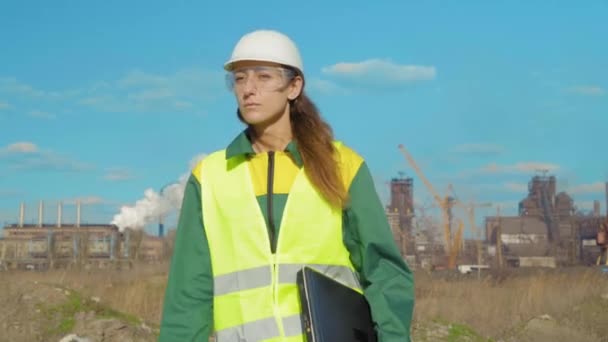 Il ritratto di ingegnere o architetto donna. ritratto di donna architetto con casco che guarda la macchina fotografica . — Video Stock