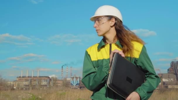 O retrato de engenheira ou arquiteta. retrato de arquiteto feminino com capacete olhando para a câmera . — Vídeo de Stock