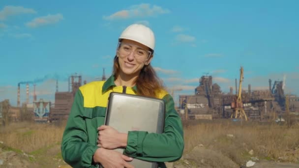 The portrait of Female engineer or architect. portrait of female architect with helmet looking at camera. — Stock Video