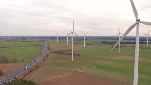Вітрові турбіни та сільськогосподарські поля в літній день - Виробництво енергії з чистою та відновлюваною енергією - повітряний постріл . — стокове відео