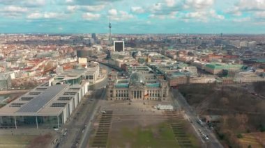 Berlin, Almanya - 28 Mart 2019. Havadan görünümü. Reichstag Berlin 4k.