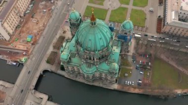 Berlin, Almanya - 28 Mart 2019. Havadan görünümü. Berlin Cathedral 4k.