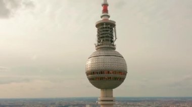 Berlin, Almanya - 28 Mart 2019. Berlin Tv Kulesi süper closeup havadan görünümü bir bulutlu gün boyunca