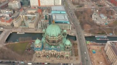 Berlin, Almanya - 28 Mart 2019. Havadan görünümü. Berlin Cathedral 4k.