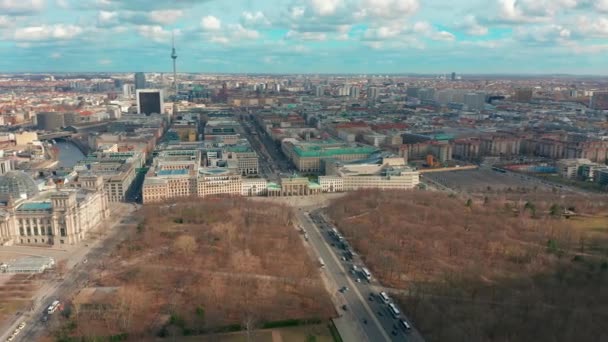 BERLÍN, ALEMANIA - 28 DE MARZO DE 2019. Berlín Puerta de Brandeburgo Vista aérea con tráfico urbano — Vídeos de Stock