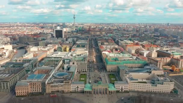 Berlin, Almanya - 28 Mart 2019. Şehir trafiği olan Berlin Brandenburg Kapısı havadan görünümü — Stok video