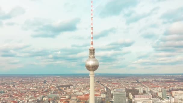 Berlin, Németország - március 28-án, 2019. Panorámás kilátás nyílik Berlin TV torony, az egyik a város szimbólumai. Felhők az égen gyorsan mozog. — Stock videók