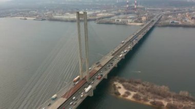 Köprü nehir hava dron görüntüleri üzerinde trafik ile.