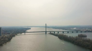 Köprü nehir hava dron görüntüleri üzerinde trafik ile.