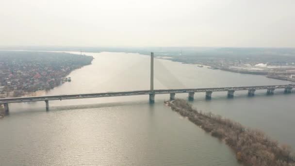 Most s trafic nad záběry letecké hukot řeky. — Stock video