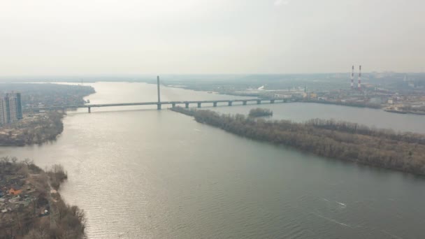 Brücke mit Trafic über den Fluss aus der Luft Drohnenaufnahmen. — Stockvideo