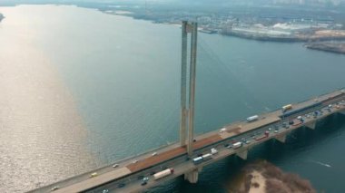 Köprü nehir hava dron görüntüleri üzerinde trafik ile.