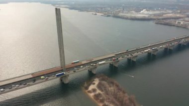 Köprü nehir hava dron görüntüleri üzerinde trafik ile.