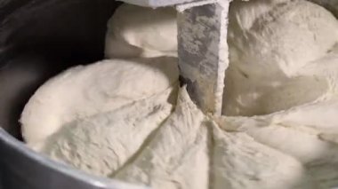 Makine üretimden un üretim tesisi ekmek bitki ekmek taze pişmiş ekmek ekmek ekmek gıda fabrika taze ürünler ile hamur yoğurmak.