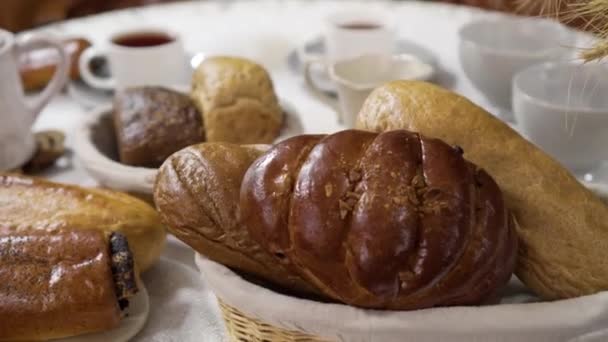 4K. variedades de pães caseiros frescos assados na mesa — Vídeo de Stock