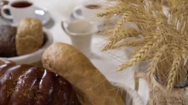 4k. Sorten frisch gebackenes Brot auf dem Tisch — Stockvideo