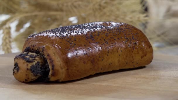 Close up. 4K. varieties fresh homemade baked breads on table — Stock Video