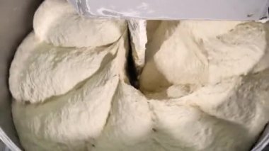 Makine üretimden un üretim tesisi ekmek bitki ekmek taze pişmiş ekmek ekmek ekmek gıda fabrika taze ürünler ile hamur yoğurmak.