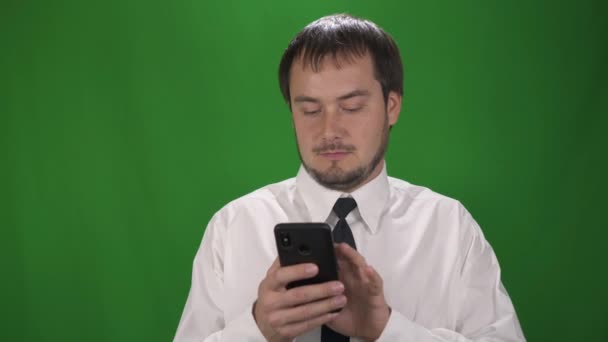 Der gutaussehende Geschäftsmann plaudert auf seinem Smartphone. Green Screen — Stockvideo