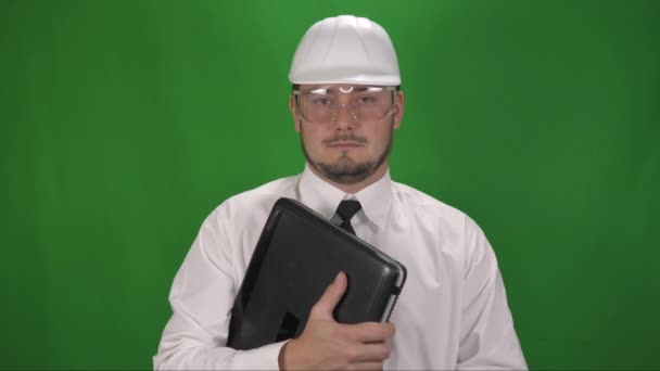 Retrato del trabajador de negocios con el casco blanco. Fondo de pantalla verde — Vídeos de Stock