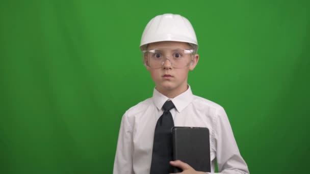 Retrato del joven trabajador con el casco blanco. Fondo de pantalla verde — Vídeos de Stock