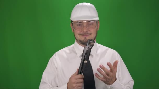 Retrato del trabajador de negocios con el casco blanco. Fondo de pantalla verde — Vídeos de Stock