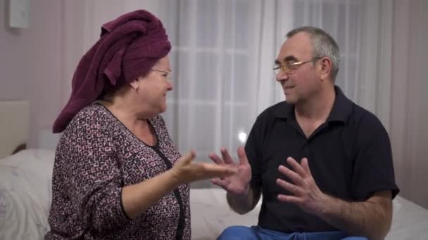 Yaşlı eşleri tartışıyor, gesticulating, kötü ruh hali — Stok video