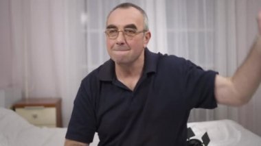 Gözlük ile yaşlı adam uzakta kendinden bir sivrisinek sürücüler