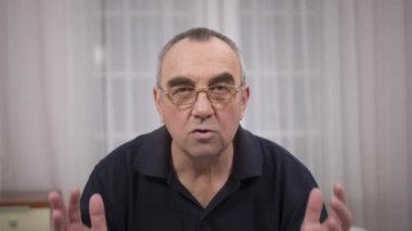 Gözlük, öfke, öfke, anksiyete ile yaşlı adam